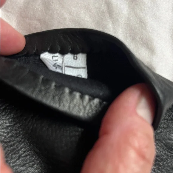 Classic Black Leather Gloves - Women's Accessories - Picture 3 of 4